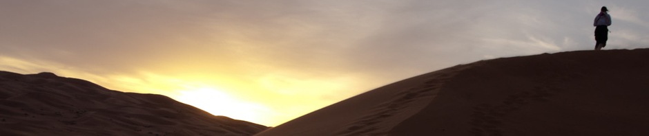 Amanecer en las dunas de Erg Chebbi, desierto del Sahara, Marruecos