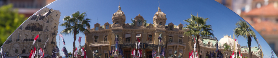 El casino de Monte Carlo reflejado en el espejo de una fuente