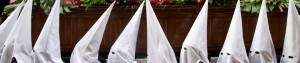 Miembros de la Cofradía del Cristo de la Luz durante su procesión de Semana Santa en León, España