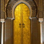 Puerta del palacio imperial de Fez, Marruecos