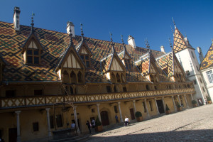 Patio de honor del hospicio de Beaune, Francia