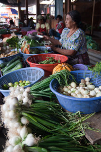 Mercado tradicional en San Pedro La Laguna, Guatemala