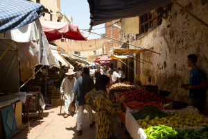 Zoco en la medina antigua de Mequinez, Marruecos