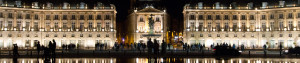 Vista nocturna de la Plaza de la Bolsa, Burdeos, Francia