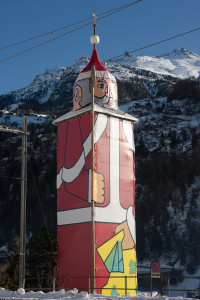 Torre de la iglesia de St. Niklaus disfrazada de Santa Claus o Papá Noel, Suiza