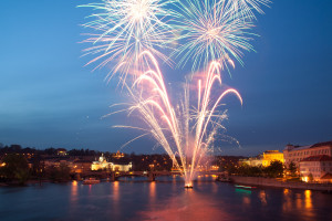 Fuegos artificiales sobre el río Moldava, Praga, República Checa
