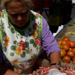 Vendedora de legumbres en el mercado de Civitavecchia, Italia