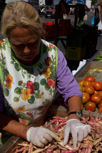 Vendedora de legumbres en el mercado de Civitavecchia, Italia