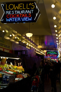 Interior del mercado de Pike Place, Seattle, EE.UU.