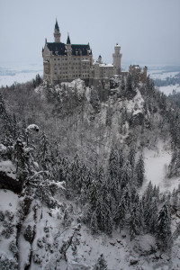 Nieve rodeando el castillo de Neuschwanstein, Alemania