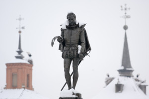 Nieve sobre la estatua de Cervantes en la Plaza Cervantes, Alcalá de Henares, España