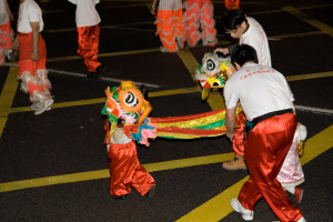 Un pequeño león en el desfile de año nuevo chino en Hong Kong