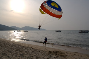 Practicando el parasailing en Batu Ferringhi, isla de Penang, Malasia