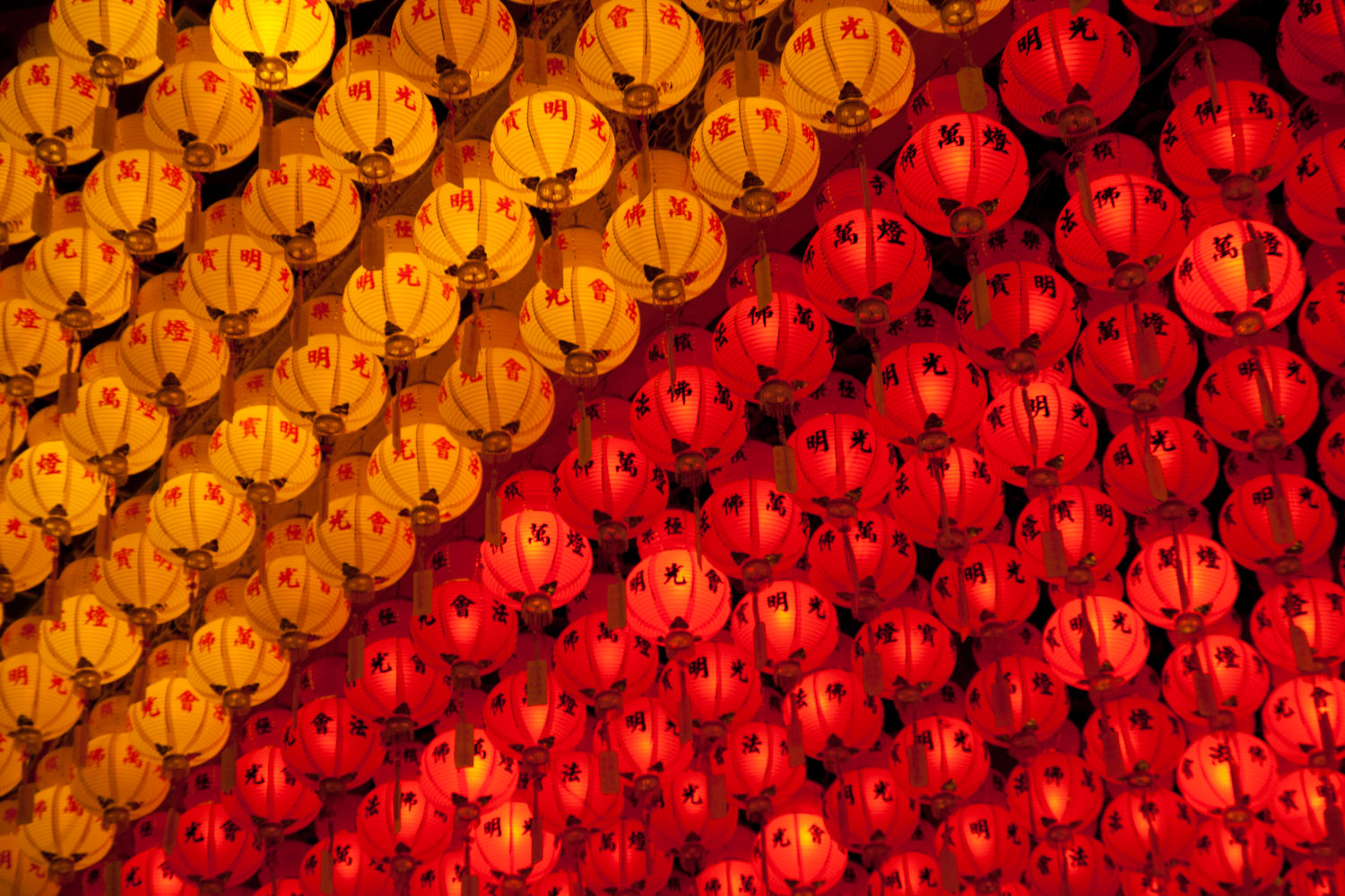Lámparas de año nuevo chino en el templo Kek Lok Si, isla de Penang, Malasia