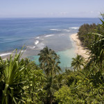 Playa Ke'e vista desde el sendero Kalalau, isla de Kauai, Hawaii, EE.UU.