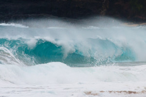 Ola en la playa de Lumahai, en Kauai, Hawaii, EE.UU.