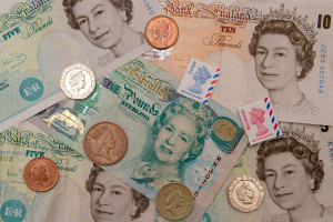 Billetes, monedas y sellos con efigies de Isabel II