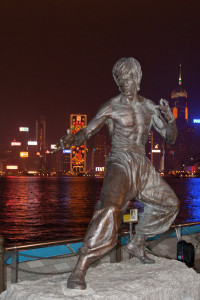 Estatua a Bruce Lee en la Avenida de las Estrellas en el Puerto Victoria en Hong Kong