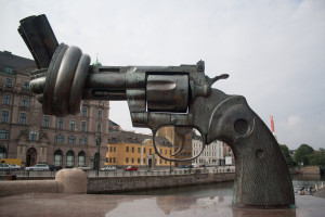 Escultura Non-Violence en Malmö, Suecia.