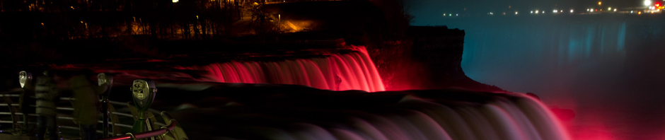 Las cataratas del Niágara, vistas con la iluminación de noche desde Prospect Point, en Niagara Falls, Nueva York, EE.UU.