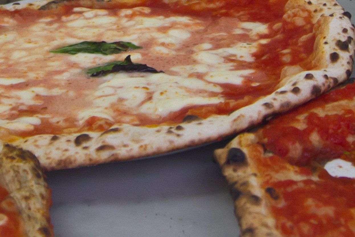 Pizzas margarita y marinara en el restaurante Da Michele en Nápoles, Italia