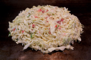 Okonomiyaki en proceso de cocción en Nara, Japón