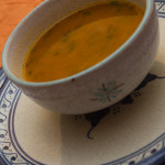 Sopa harira preparada en un riad en Mequinez, Marruecos