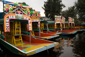 Trajineras atracadas en el embarcadero turístico de Xochimilco, México