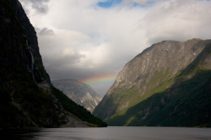 Un arcoiris en medio del Nærøyfjorden, en Gudvangen, Noruega