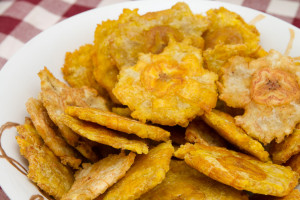Patacones, también llamados tostones, hechos con plátano verde o macho