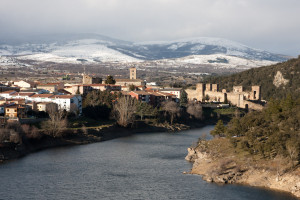 Panorámica de Buitrago del Lozoya y el río Lozoya, Comunidad de Madrid, España