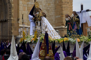 Un penitente cambiando el manto de la Virgen en la procesión de El Encuentro en León, España