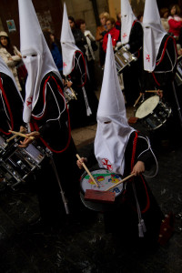 Niño con tambor en la procesión de El camino de la luz de la Semana Santa de León, España