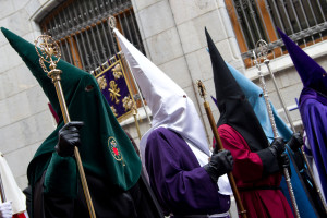 Representantes de diversas cofradías en la Semana Santa de León, España