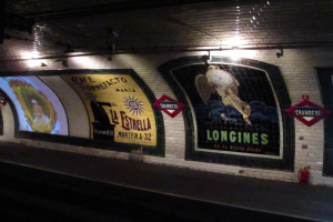 Andén de la antigua estación de metro de Chamberí, Madrid, España