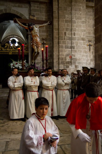 Cofrades entrando con su paso en la catedral de Valladolid, España