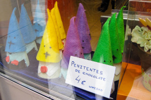 Penitentes de chocolate en una pastelería de Valladolid, España