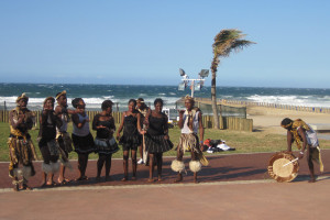 Grupo musical tradicional en la Milla Dorada de Durban, Sudáfrica