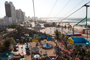 Vista aérea de la Milla Dorada desde el parque de atracciones Funworld, Durban, Sudáfrica