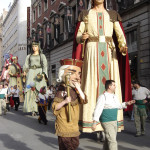 Desfile de gigantes y cabezudos durante las festividades de San Isidro, Madrid, España