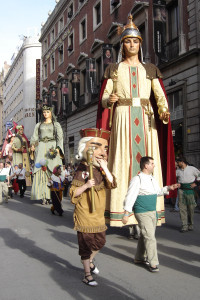 Desfile de gigantes y cabezudos durante las festividades de San Isidro, Madrid, España
