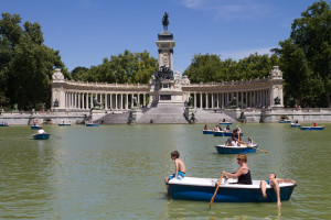 Tomando el sol en el estanque del Parque de El Retiro, Madrid, España