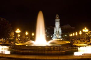 La Plaza de España de Madrid, España, vista de noche