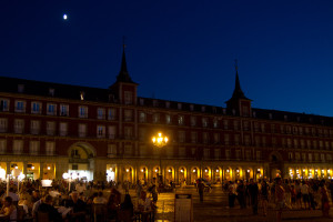 Vista nocturna de la Plaza Mayor de Madrid, España