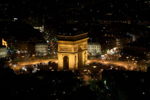 El Arco del Triunfo de París, Francia, visto desde la Torre Eiffel