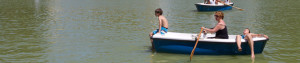 Disfrutando de los días de verano en las barcas del estanque de El Retiro, Madrid, España