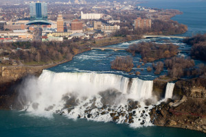 La ciudad de Niagara Falls y las cataratas del Niágara, Nueva York, EE.UU.