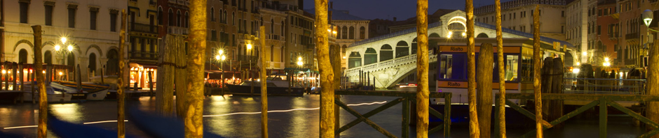 El Puente de Rialto de Venecia, Italia, de noche