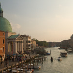 Atardecer con la iglesia de San Simeone Piccolo y el Gran Canal de Venecia, Italia