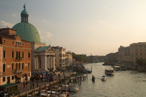 Atardecer con la iglesia de San Simeone Piccolo y el Gran Canal de Venecia, Italia